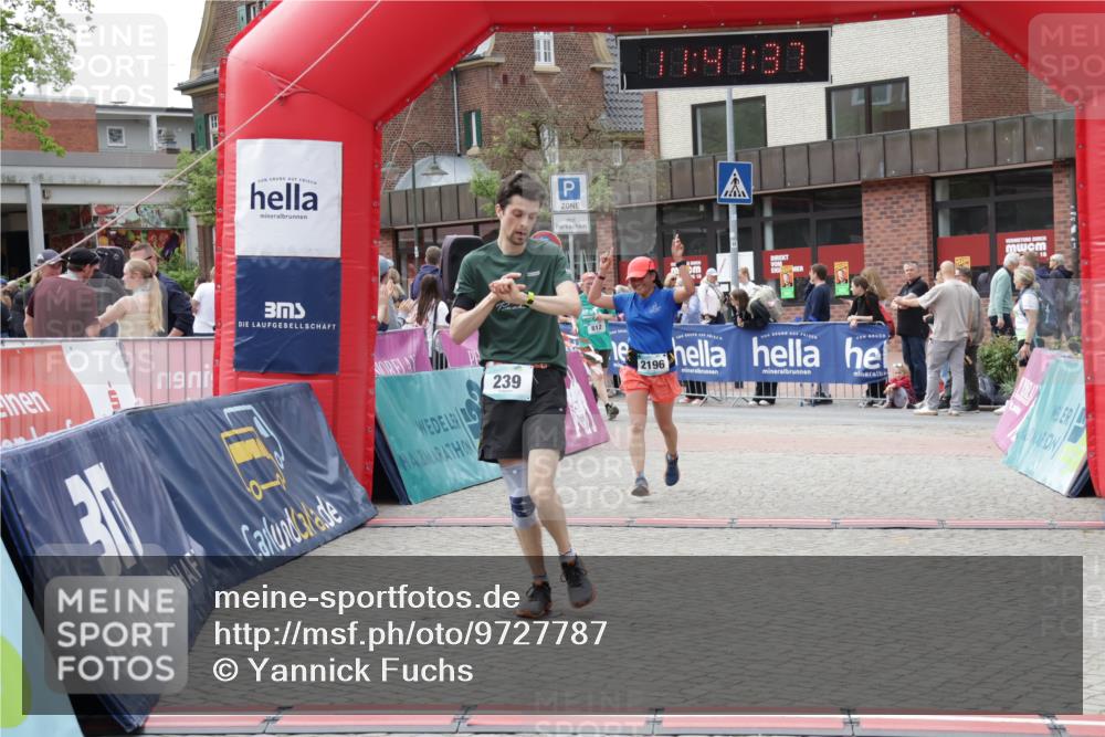 10.05.2026 - 8. Wedeler Halbmarathon Yannick Fuchs http://msf.ph/oto/9727787 10.05.2026 11:41:35 Ziel 239, 812, 2196 meine-sportfotos.de