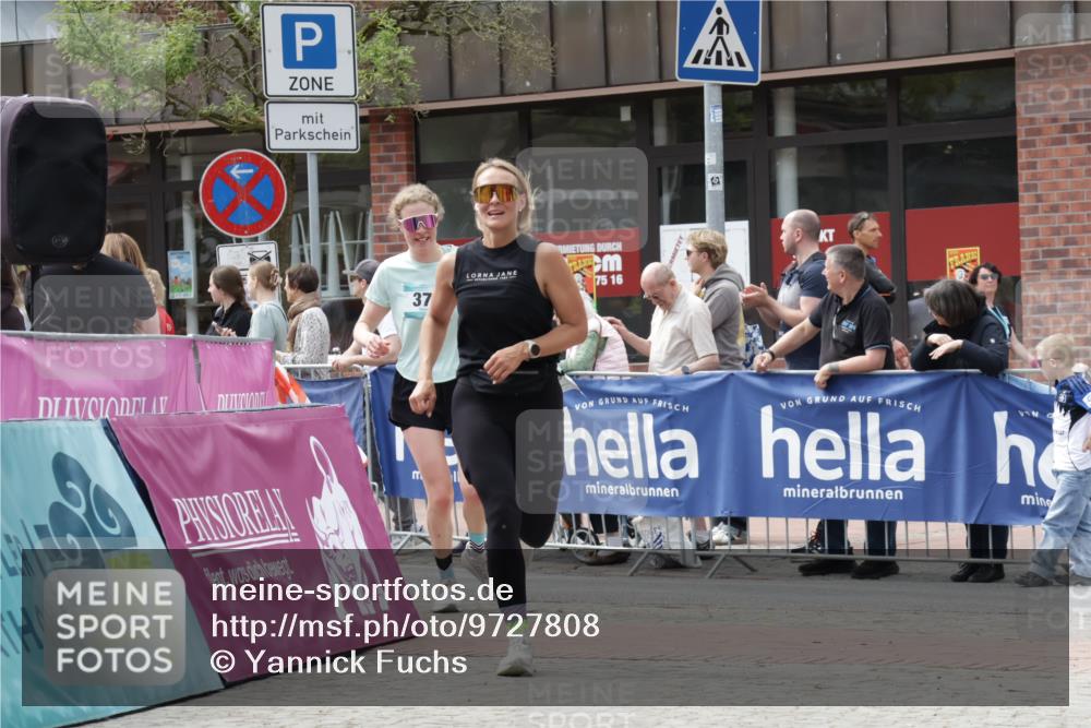 10.05.2026 - 8. Wedeler Halbmarathon Yannick Fuchs http://msf.ph/oto/9727808 10.05.2026 12:11:55 Ziel 377, 429 meine-sportfotos.de