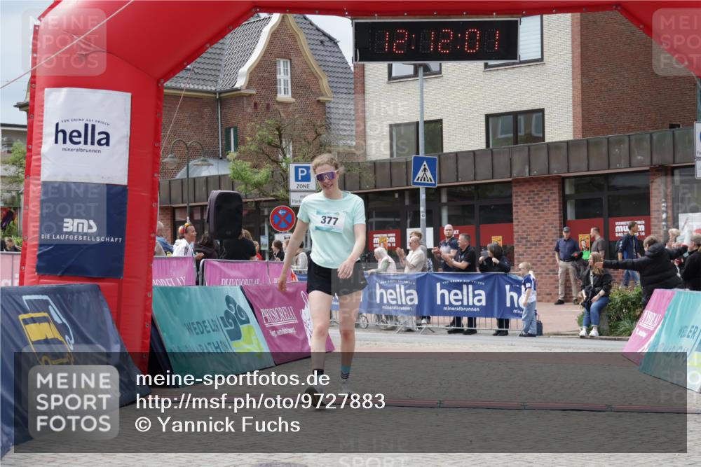 10.05.2026 - 8. Wedeler Halbmarathon Yannick Fuchs http://msf.ph/oto/9727883 10.05.2026 12:11:59 Ziel 377, 429 meine-sportfotos.de
