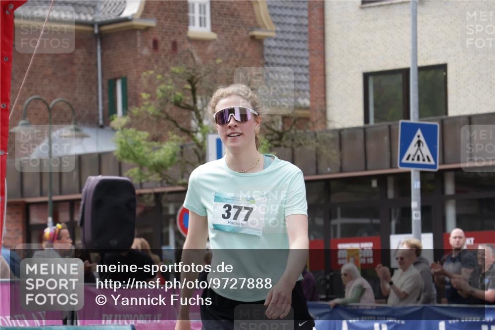 10.05.2026 - 8. Wedeler Halbmarathon Yannick Fuchs http://msf.ph/oto/9727888 10.05.2026 12:12:00 Ziel 149, 377, 429 meine-sportfotos.de