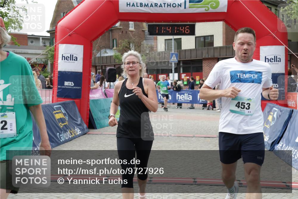 10.05.2026 - 8. Wedeler Halbmarathon Yannick Fuchs http://msf.ph/oto/9727926 10.05.2026 11:41:44 Ziel 248, 453, 751, 812, 923, 924, 2238 meine-sportfotos.de