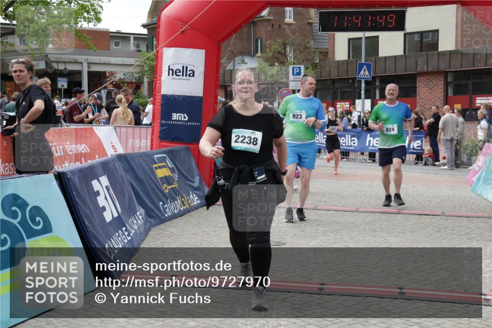 10.05.2026 - 8. Wedeler Halbmarathon Yannick Fuchs http://msf.ph/oto/9727970 10.05.2026 11:41:48 Ziel 108, 223, 248, 453, 923, 924, 2238 meine-sportfotos.de