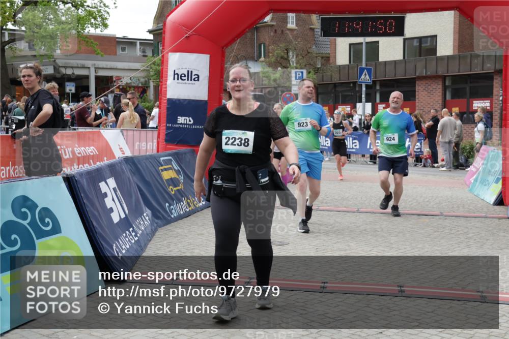 10.05.2026 - 8. Wedeler Halbmarathon Yannick Fuchs http://msf.ph/oto/9727979 10.05.2026 11:41:48 Ziel 108, 223, 248, 453, 923, 924, 2238 meine-sportfotos.de
