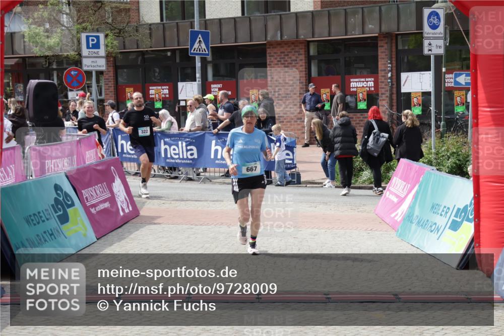 10.05.2026 - 8. Wedeler Halbmarathon Yannick Fuchs http://msf.ph/oto/9728009 10.05.2026 12:12:17 Ziel 322, 323, 667 meine-sportfotos.de
