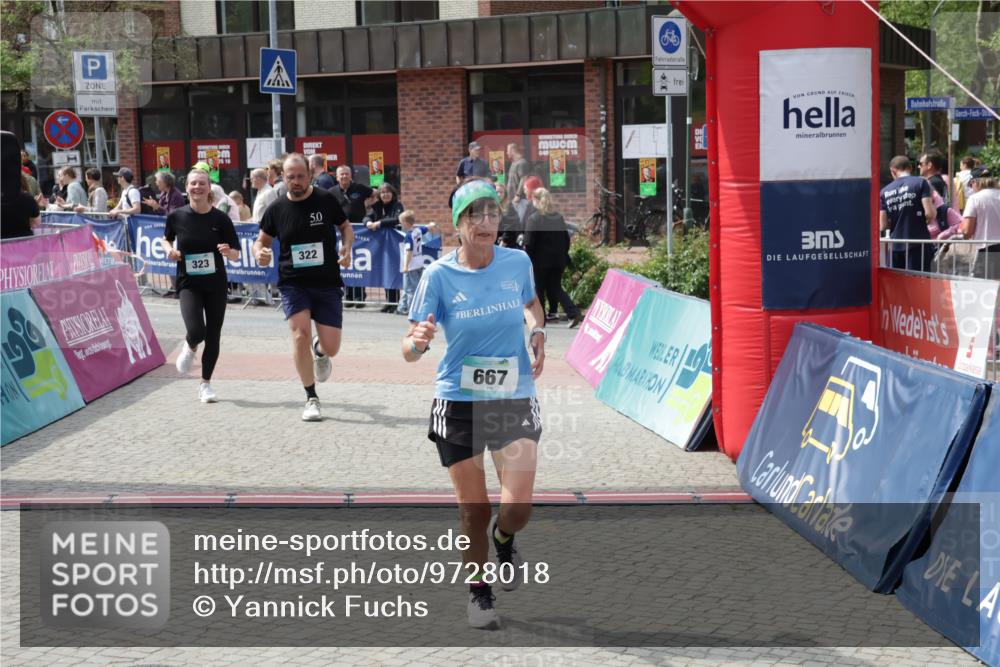 10.05.2026 - 8. Wedeler Halbmarathon Yannick Fuchs http://msf.ph/oto/9728018 10.05.2026 12:12:18 Ziel 322, 323, 667 meine-sportfotos.de