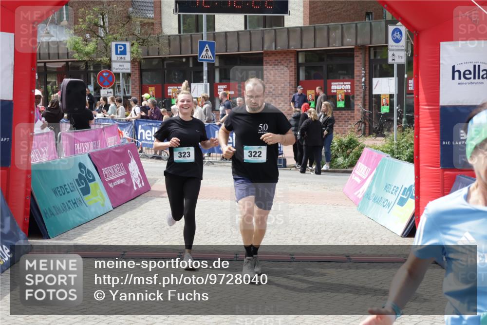 10.05.2026 - 8. Wedeler Halbmarathon Yannick Fuchs http://msf.ph/oto/9728040 10.05.2026 12:12:20 Ziel 322, 323, 667 meine-sportfotos.de