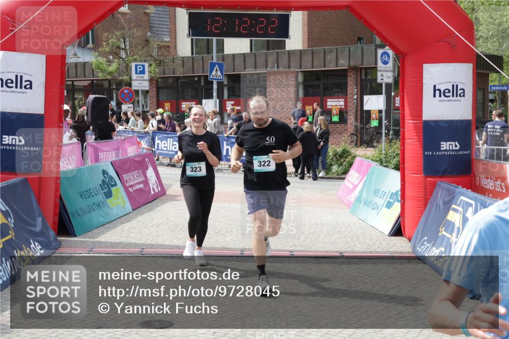 10.05.2026 - 8. Wedeler Halbmarathon Yannick Fuchs http://msf.ph/oto/9728045 10.05.2026 12:12:20 Ziel 322, 323, 667 meine-sportfotos.de