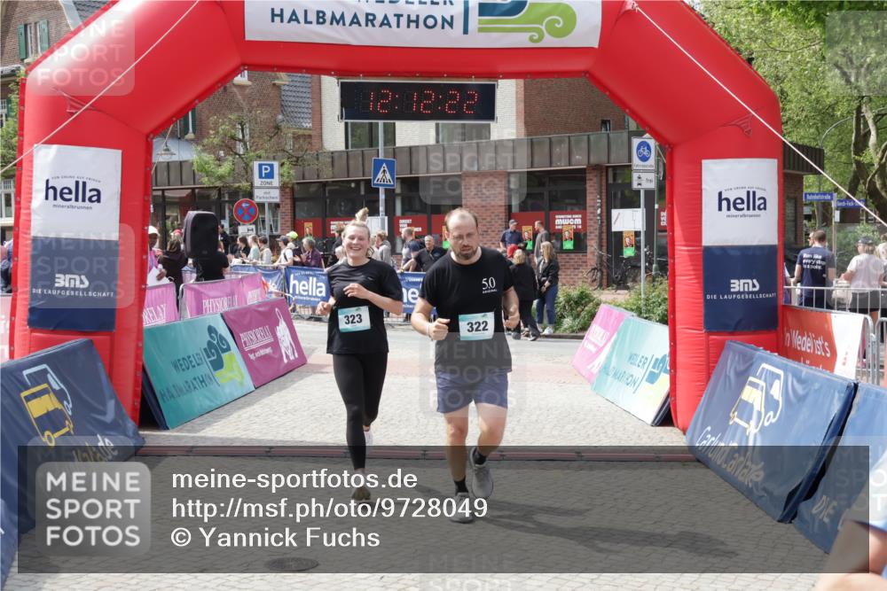 10.05.2026 - 8. Wedeler Halbmarathon Yannick Fuchs http://msf.ph/oto/9728049 10.05.2026 12:12:20 Ziel 322, 323, 667 meine-sportfotos.de