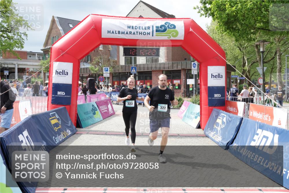10.05.2026 - 8. Wedeler Halbmarathon Yannick Fuchs http://msf.ph/oto/9728058 10.05.2026 12:12:20 Ziel 322, 323, 667 meine-sportfotos.de