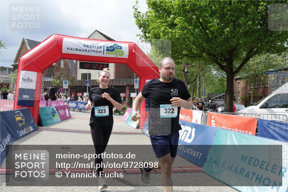 10.05.2026 - 8. Wedeler Halbmarathon Yannick Fuchs http://msf.ph/oto/9728098 10.05.2026 12:12:21 Ziel 322, 323, 667 meine-sportfotos.de
