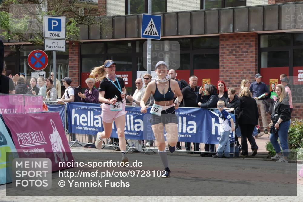 10.05.2026 - 8. Wedeler Halbmarathon Yannick Fuchs http://msf.ph/oto/9728102 10.05.2026 12:12:25 Ziel 322, 323, 372 meine-sportfotos.de