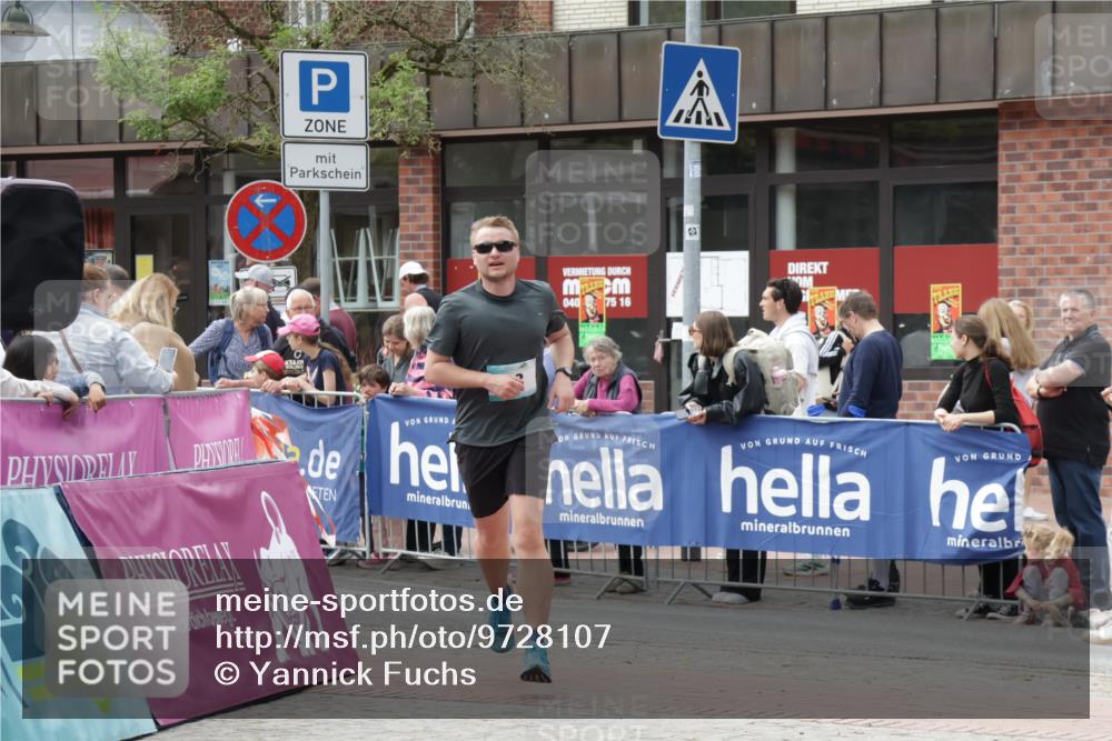 10.05.2026 - 8. Wedeler Halbmarathon Yannick Fuchs http://msf.ph/oto/9728107 10.05.2026 11:42:04 Ziel 53 meine-sportfotos.de