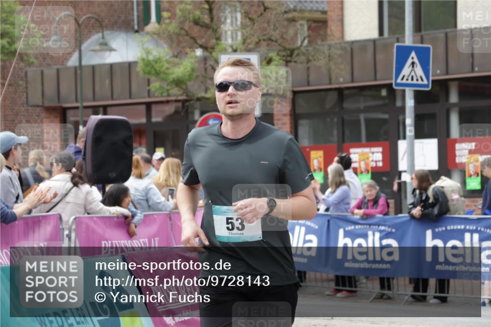 10.05.2026 - 8. Wedeler Halbmarathon Yannick Fuchs http://msf.ph/oto/9728143 10.05.2026 11:42:07 Ziel 53 meine-sportfotos.de
