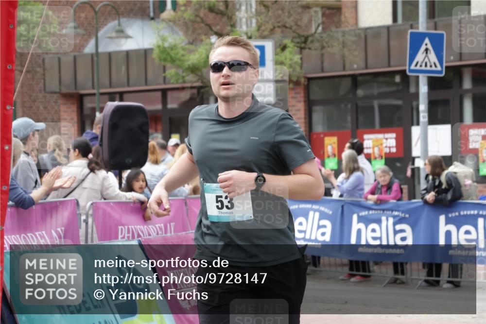 10.05.2026 - 8. Wedeler Halbmarathon Yannick Fuchs http://msf.ph/oto/9728147 10.05.2026 11:42:07 Ziel 53 meine-sportfotos.de
