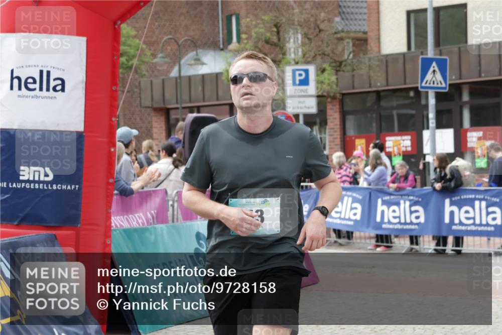 10.05.2026 - 8. Wedeler Halbmarathon Yannick Fuchs http://msf.ph/oto/9728158 10.05.2026 11:42:07 Ziel 53 meine-sportfotos.de