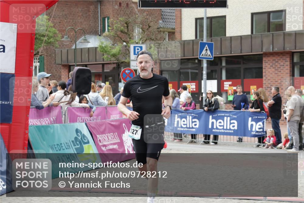 10.05.2026 - 8. Wedeler Halbmarathon Yannick Fuchs http://msf.ph/oto/9728212 10.05.2026 11:42:17 Ziel 127, 352, 1052 meine-sportfotos.de