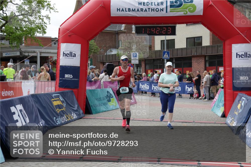 10.05.2026 - 8. Wedeler Halbmarathon Yannick Fuchs http://msf.ph/oto/9728293 10.05.2026 11:42:21 Ziel 127, 352, 1052 meine-sportfotos.de