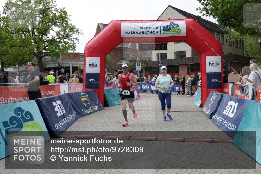 10.05.2026 - 8. Wedeler Halbmarathon Yannick Fuchs http://msf.ph/oto/9728309 10.05.2026 11:42:21 Ziel 127, 352, 1052 meine-sportfotos.de