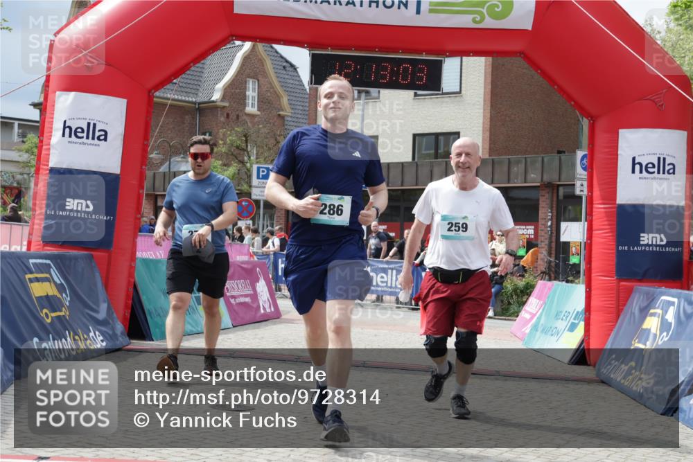 10.05.2026 - 8. Wedeler Halbmarathon Yannick Fuchs http://msf.ph/oto/9728314 10.05.2026 12:13:02 Ziel 259, 274, 286 meine-sportfotos.de