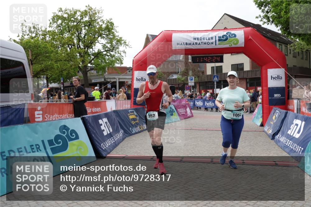 10.05.2026 - 8. Wedeler Halbmarathon Yannick Fuchs http://msf.ph/oto/9728317 10.05.2026 11:42:23 Ziel 352, 1052, 2134 meine-sportfotos.de