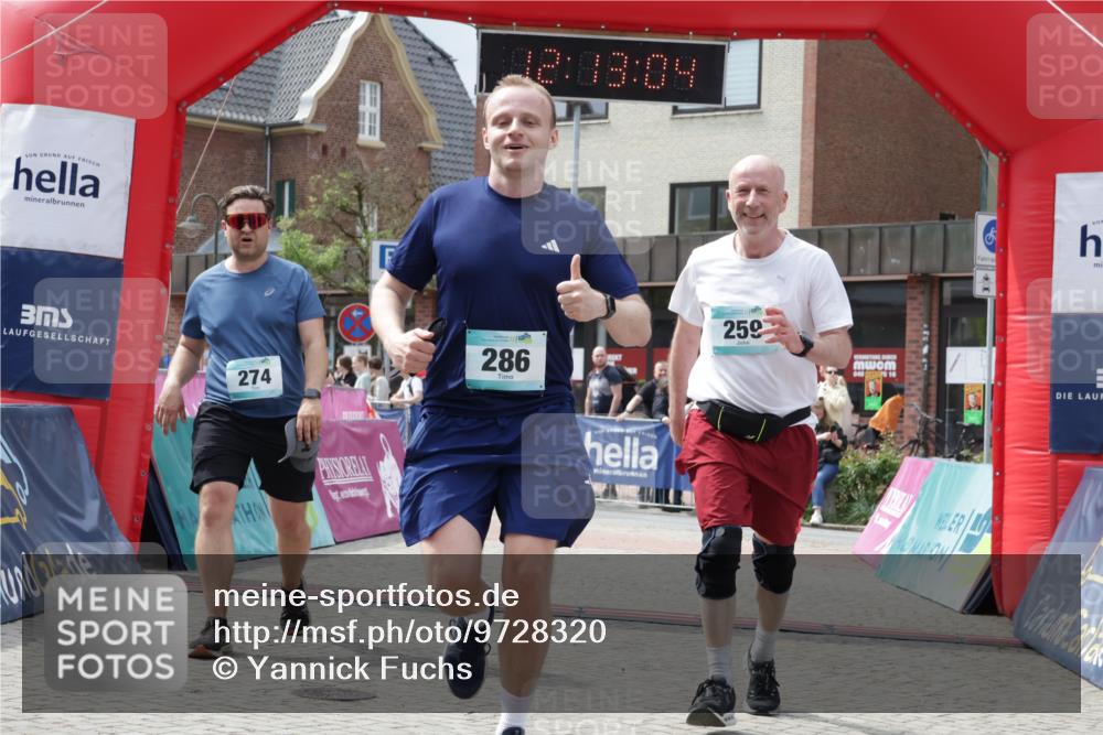 10.05.2026 - 8. Wedeler Halbmarathon Yannick Fuchs http://msf.ph/oto/9728320 10.05.2026 12:13:02 Ziel 259, 274, 286 meine-sportfotos.de
