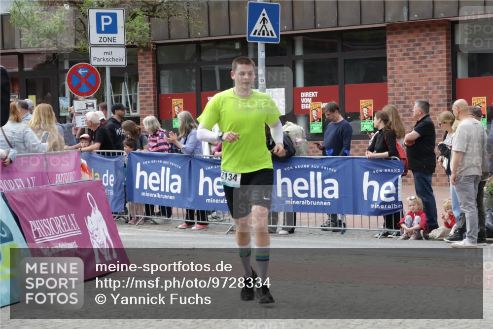 10.05.2026 - 8. Wedeler Halbmarathon Yannick Fuchs http://msf.ph/oto/9728334 10.05.2026 11:42:25 Ziel 352, 1052, 2134 meine-sportfotos.de
