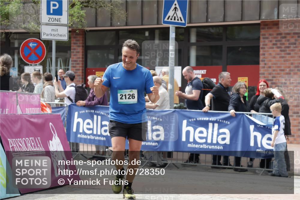 10.05.2026 - 8. Wedeler Halbmarathon Yannick Fuchs http://msf.ph/oto/9728350 10.05.2026 12:13:16 Ziel 2126 meine-sportfotos.de