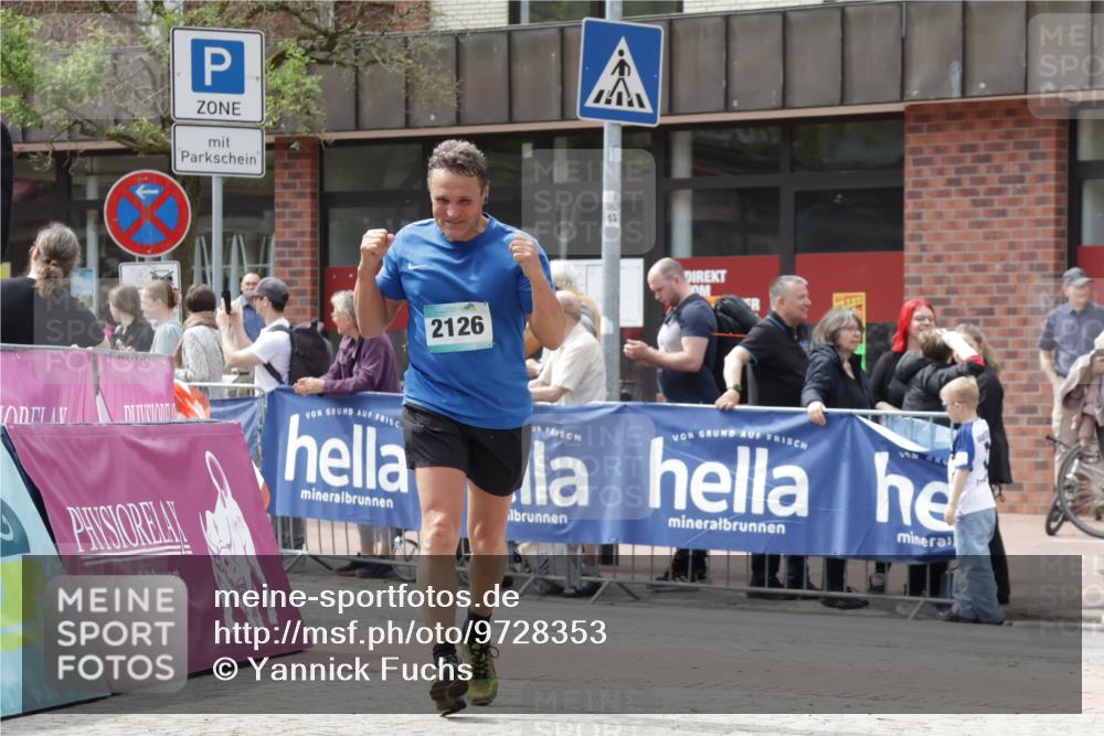10.05.2026 - 8. Wedeler Halbmarathon Yannick Fuchs http://msf.ph/oto/9728353 10.05.2026 12:13:16 Ziel 2126 meine-sportfotos.de