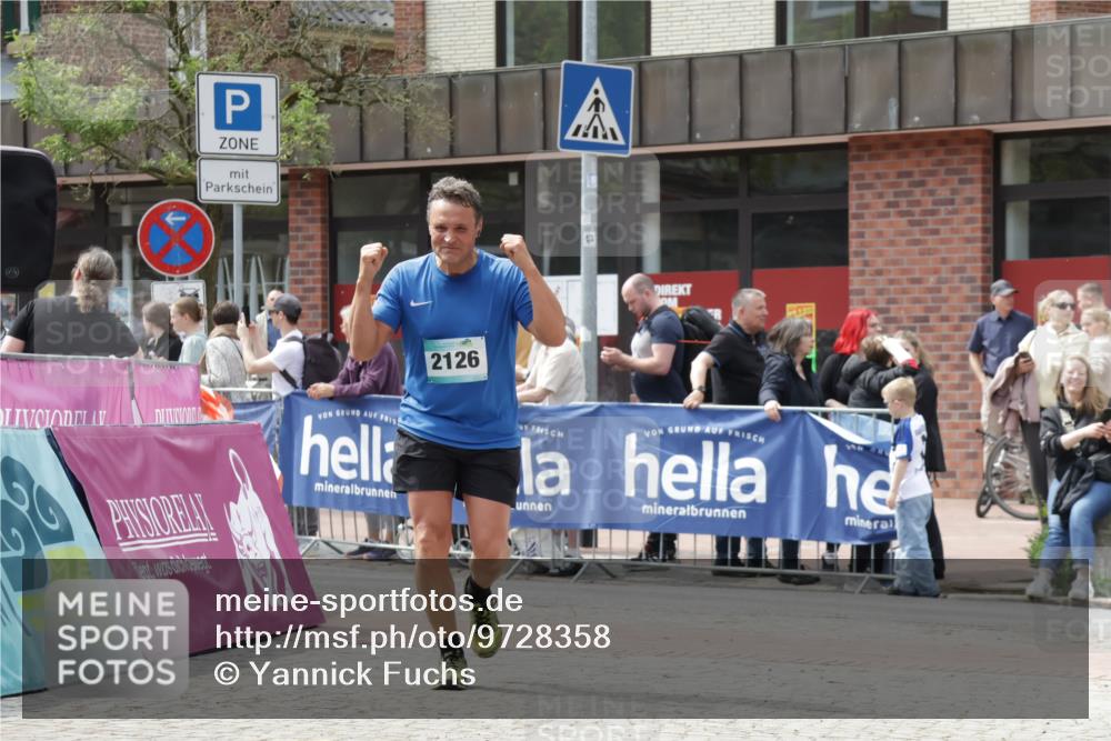 10.05.2026 - 8. Wedeler Halbmarathon Yannick Fuchs http://msf.ph/oto/9728358 10.05.2026 12:13:16 Ziel 2126 meine-sportfotos.de