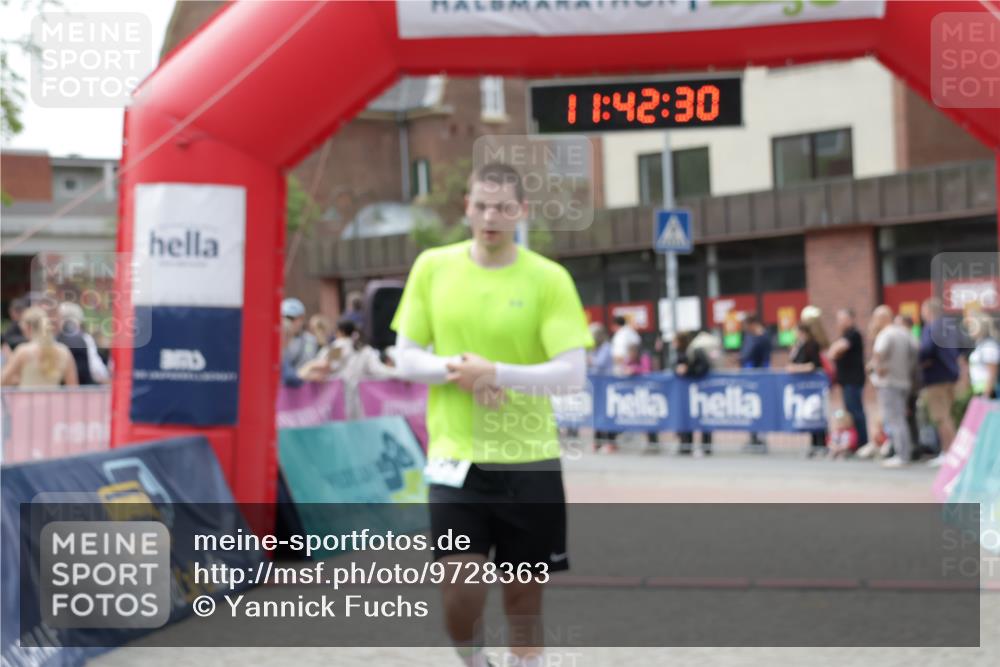 10.05.2026 - 8. Wedeler Halbmarathon Yannick Fuchs http://msf.ph/oto/9728363 10.05.2026 11:42:28 Ziel 2134 meine-sportfotos.de