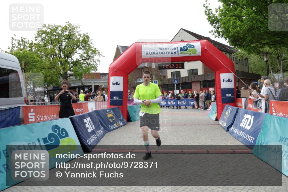 10.05.2026 - 8. Wedeler Halbmarathon Yannick Fuchs http://msf.ph/oto/9728371 10.05.2026 11:42:28 Ziel 2134 meine-sportfotos.de