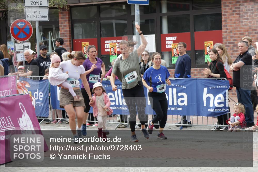 10.05.2026 - 8. Wedeler Halbmarathon Yannick Fuchs http://msf.ph/oto/9728403 10.05.2026 11:42:36 Ziel 458, 581, 589, 2035 meine-sportfotos.de