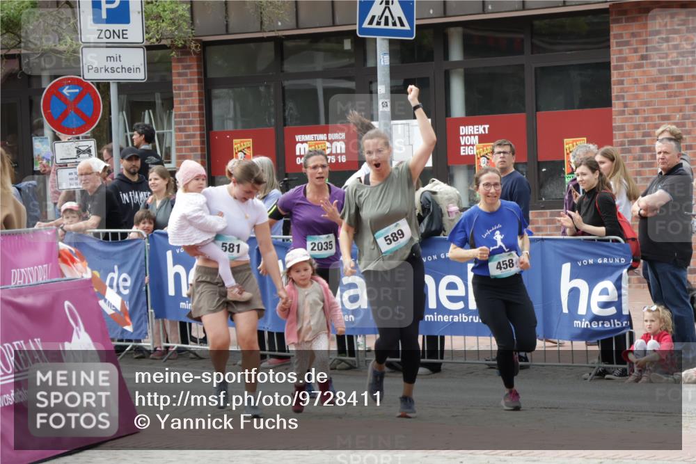 10.05.2026 - 8. Wedeler Halbmarathon Yannick Fuchs http://msf.ph/oto/9728411 10.05.2026 11:42:36 Ziel 458, 581, 589, 2035 meine-sportfotos.de