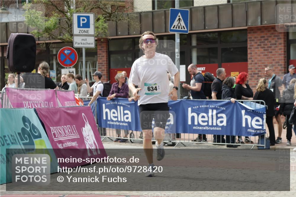 10.05.2026 - 8. Wedeler Halbmarathon Yannick Fuchs http://msf.ph/oto/9728420 10.05.2026 12:13:24 Ziel 634, 2126 meine-sportfotos.de