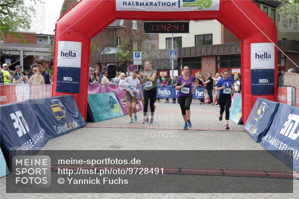 10.05.2026 - 8. Wedeler Halbmarathon Yannick Fuchs http://msf.ph/oto/9728491 10.05.2026 11:42:39 Ziel 458, 581, 589, 2035 meine-sportfotos.de