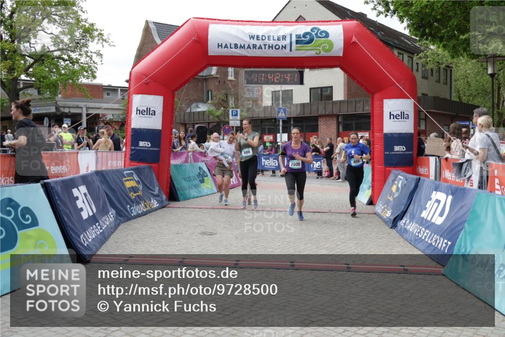 10.05.2026 - 8. Wedeler Halbmarathon Yannick Fuchs http://msf.ph/oto/9728500 10.05.2026 11:42:40 Ziel 106, 458, 581, 589, 2035 meine-sportfotos.de