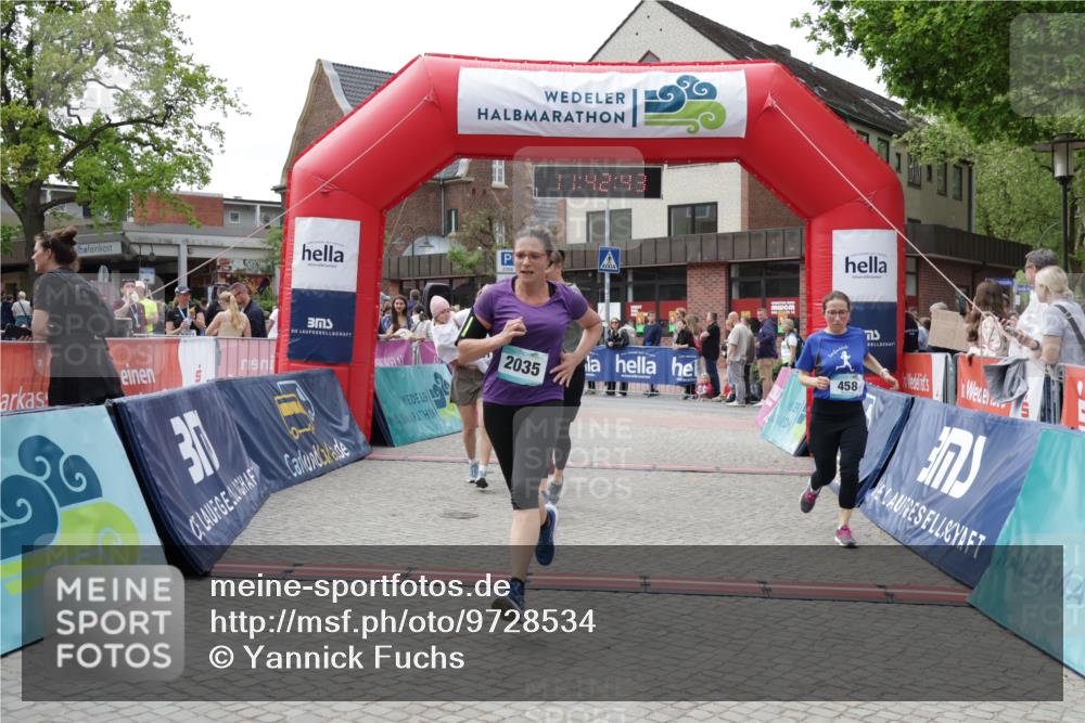 10.05.2026 - 8. Wedeler Halbmarathon Yannick Fuchs http://msf.ph/oto/9728534 10.05.2026 11:42:41 Ziel 106, 458, 581, 589, 2035 meine-sportfotos.de