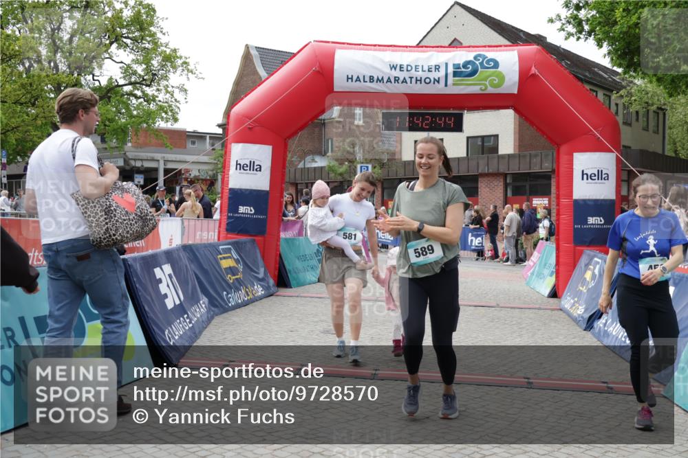 10.05.2026 - 8. Wedeler Halbmarathon Yannick Fuchs http://msf.ph/oto/9728570 10.05.2026 11:42:42 Ziel 106, 458, 581, 589, 2035 meine-sportfotos.de