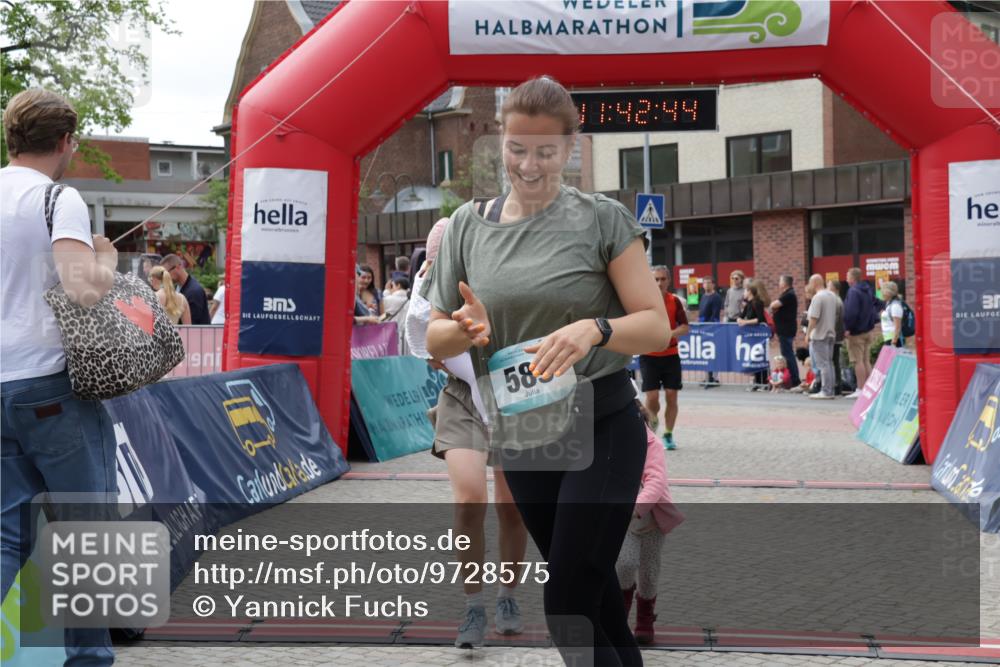 10.05.2026 - 8. Wedeler Halbmarathon Yannick Fuchs http://msf.ph/oto/9728575 10.05.2026 11:42:43 Ziel 106, 458, 581, 589, 2035 meine-sportfotos.de