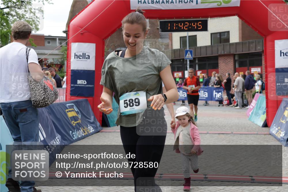 10.05.2026 - 8. Wedeler Halbmarathon Yannick Fuchs http://msf.ph/oto/9728580 10.05.2026 11:42:43 Ziel 106, 458, 581, 589, 2035 meine-sportfotos.de
