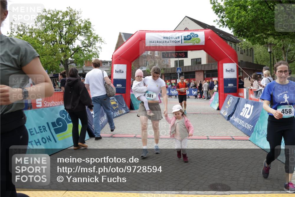 10.05.2026 - 8. Wedeler Halbmarathon Yannick Fuchs http://msf.ph/oto/9728594 10.05.2026 11:42:44 Ziel 106, 458, 581, 589, 2035 meine-sportfotos.de