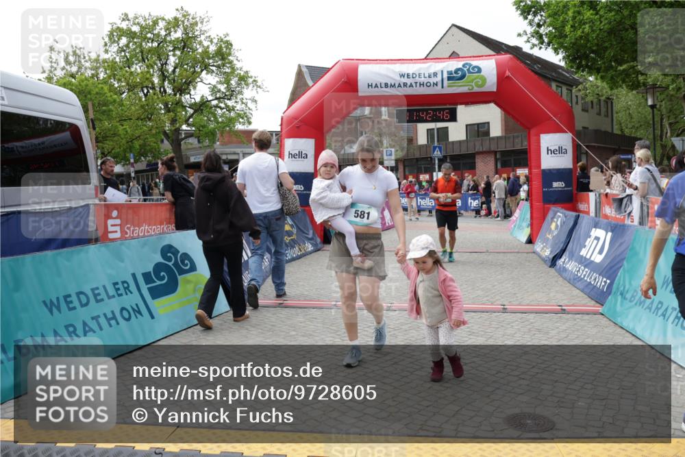 10.05.2026 - 8. Wedeler Halbmarathon Yannick Fuchs http://msf.ph/oto/9728605 10.05.2026 11:42:44 Ziel 106, 458, 581, 589, 2035 meine-sportfotos.de