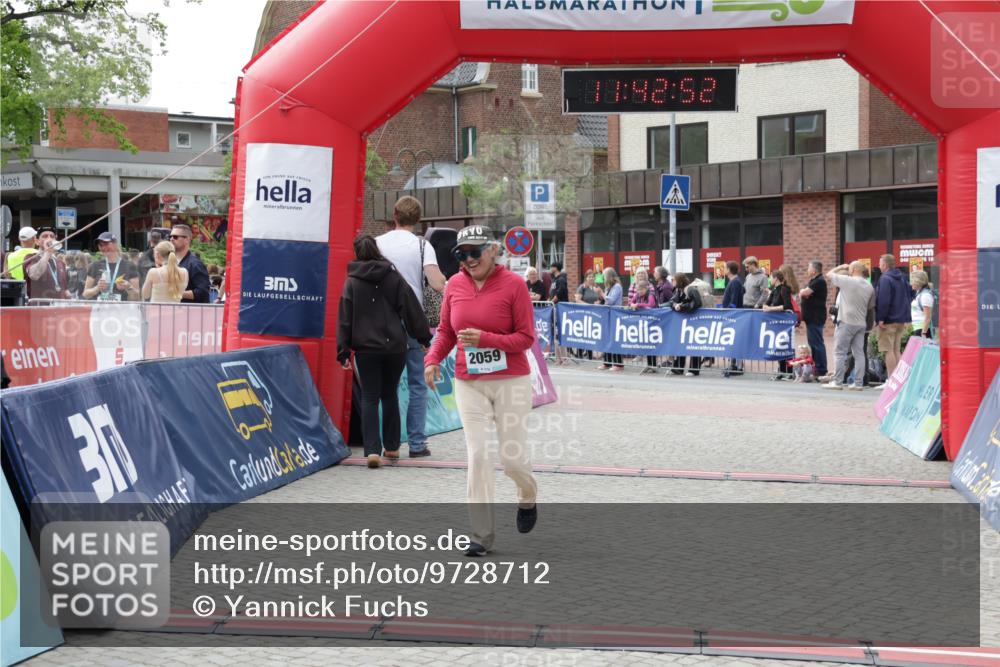 10.05.2026 - 8. Wedeler Halbmarathon Yannick Fuchs http://msf.ph/oto/9728712 10.05.2026 11:42:51 Ziel 2059 meine-sportfotos.de
