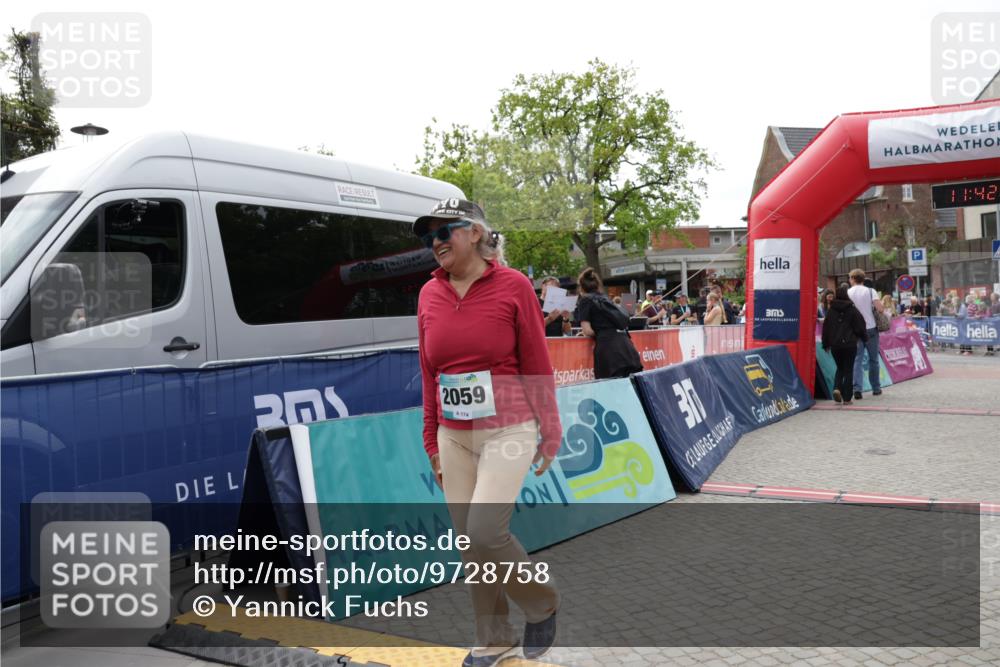 10.05.2026 - 8. Wedeler Halbmarathon Yannick Fuchs http://msf.ph/oto/9728758 10.05.2026 11:42:53 Ziel 906, 2059 meine-sportfotos.de