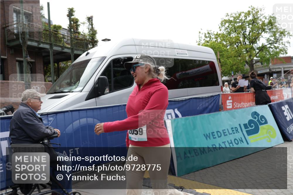 10.05.2026 - 8. Wedeler Halbmarathon Yannick Fuchs http://msf.ph/oto/9728775 10.05.2026 11:42:54 Ziel 906, 2059 meine-sportfotos.de