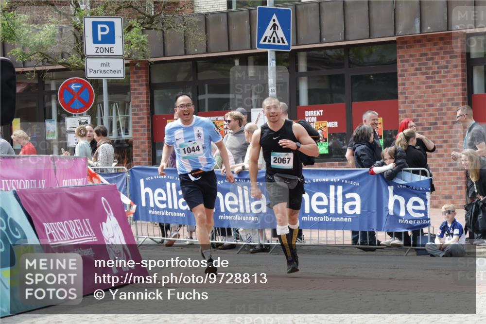 10.05.2026 - 8. Wedeler Halbmarathon Yannick Fuchs http://msf.ph/oto/9728813 10.05.2026 12:14:13 Ziel 1044, 2008, 2067 meine-sportfotos.de