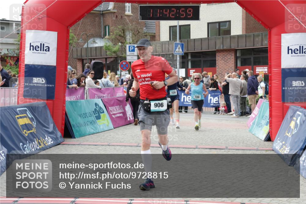 10.05.2026 - 8. Wedeler Halbmarathon Yannick Fuchs http://msf.ph/oto/9728815 10.05.2026 11:42:58 Ziel 109, 128, 906 meine-sportfotos.de
