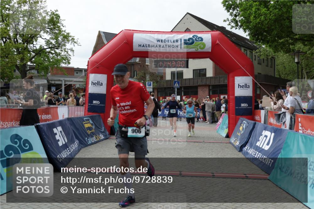 10.05.2026 - 8. Wedeler Halbmarathon Yannick Fuchs http://msf.ph/oto/9728839 10.05.2026 11:42:58 Ziel 109, 128, 906 meine-sportfotos.de