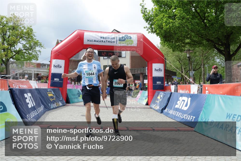 10.05.2026 - 8. Wedeler Halbmarathon Yannick Fuchs http://msf.ph/oto/9728900 10.05.2026 12:14:17 Ziel 1044, 2067 meine-sportfotos.de