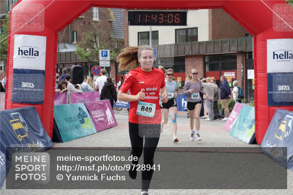 10.05.2026 - 8. Wedeler Halbmarathon Yannick Fuchs http://msf.ph/oto/9728941 10.05.2026 11:43:04 Ziel 109, 128, 649, 650, 849, 973, 2073, 2158 meine-sportfotos.de